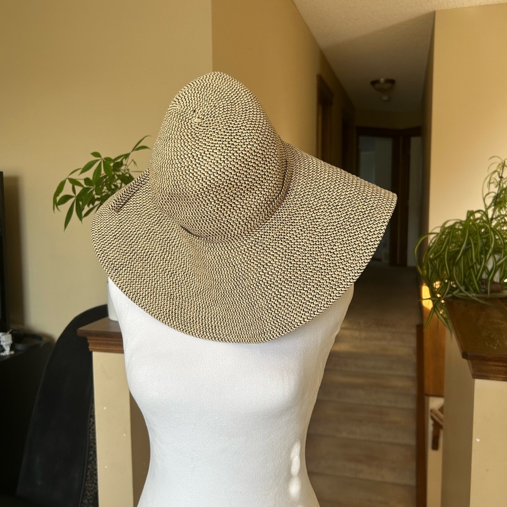 David and Young Black and White Women's Sun Hat